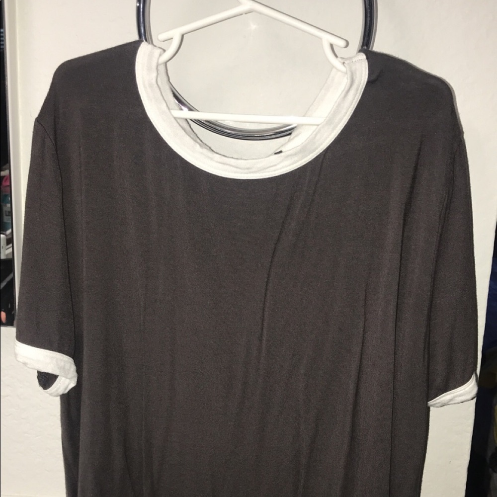 grayish short sleeve shirt